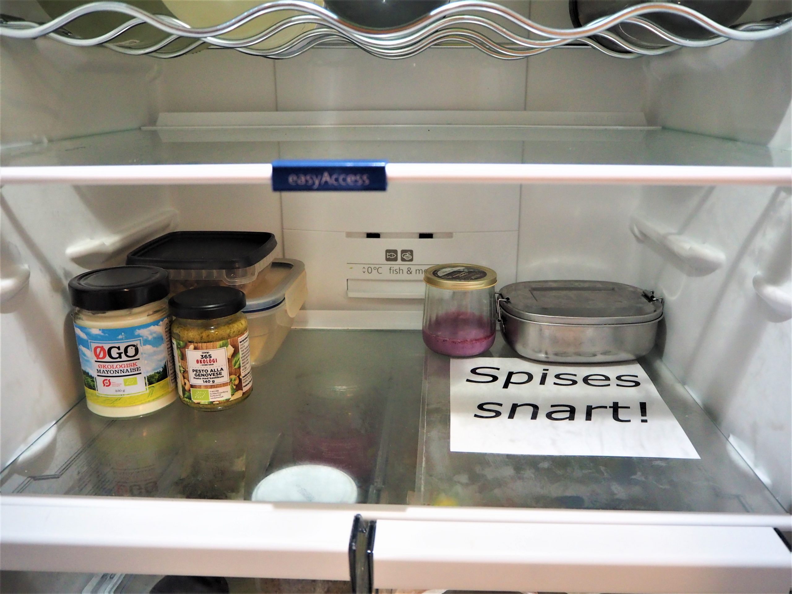 Skilt "Spises snart" i køleskab