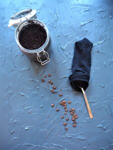 Kaffegrums i en sok som lugtfjerner