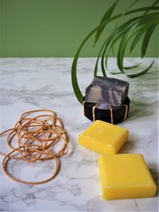 Hjemmelavet sæbeskål med elastikker