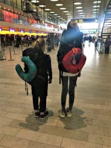 Børn med rygsæk i lufthavn