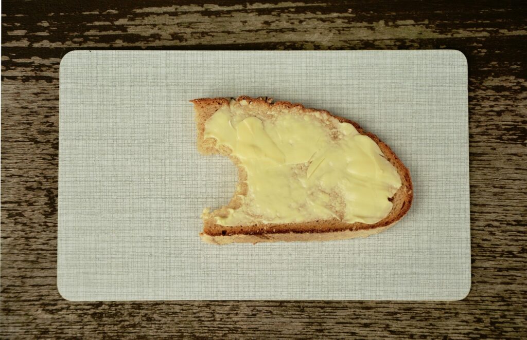 Bid af brød med smør